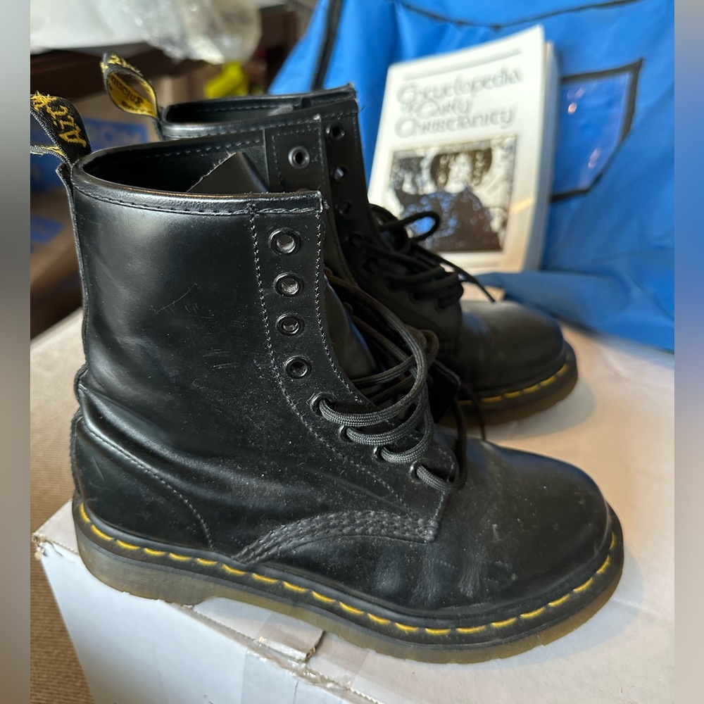 Youth Sz 7 Doc Martens - black boot